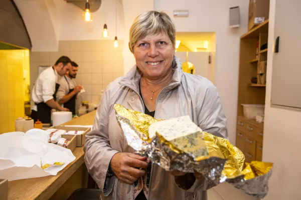 Irena Ore&scaron;nik, sirarka in agronomka &ndash; Sirarstvo in kozjereja Ore&scaron;nik- sir Ore&scaron;nik -- gostinski lokal TaBar, Ribji trg 6 v Ljubljani - 04.10.2019 &ndash; Reportaža o sirih - siri Ore&scaron;nik iz &Scaron;entjo&scaron;ta nad Horjulom //FOTO: Matjaž Ru&scaron;tOPOMBA: DNEVNIKOV OBJEKTIV