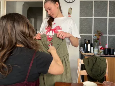 Modna oblikovalka Iva Hajdinak (levo) in ustanoviteljica blagovne znamke Aleksandra Ivanenko med razpravo o kroju.