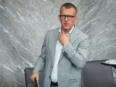 Ljubljana, DZ.Izredna seja DZ, na kateri med drugim obravnavajo predlog zakona o izvajanju uredbe EU o ustanovitvi skupnega podjetja za evropsko visokozmogljivostno racunalnistvo.Poslanec Resnice Boris Mijic.