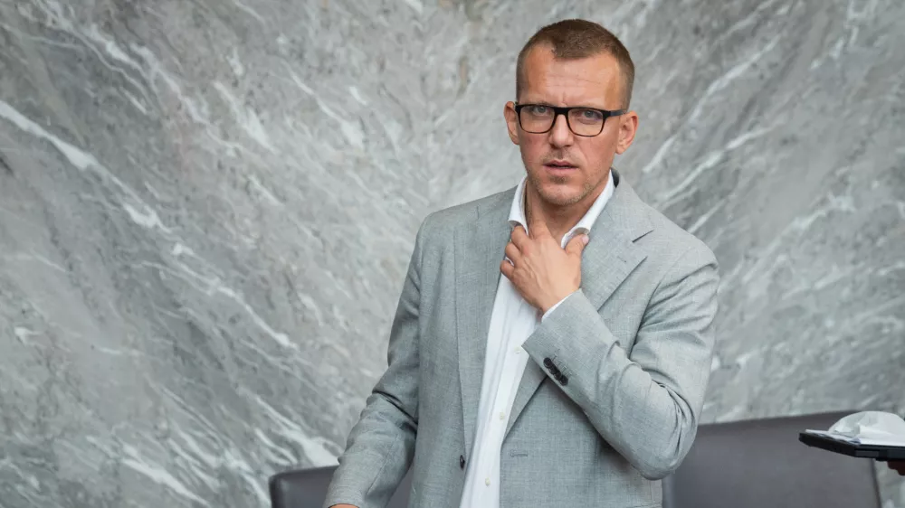 Ljubljana, DZ.Izredna seja DZ, na kateri med drugim obravnavajo predlog zakona o izvajanju uredbe EU o ustanovitvi skupnega podjetja za evropsko visokozmogljivostno racunalnistvo.Poslanec Resnice Boris Mijic.