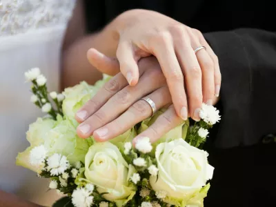 Close-up mid section of a newlywed couple with wedding rings and bouquet,Image: 187824776, License: Royalty-free, Restrictions:, Model Release: yes / Foto: Profimedia