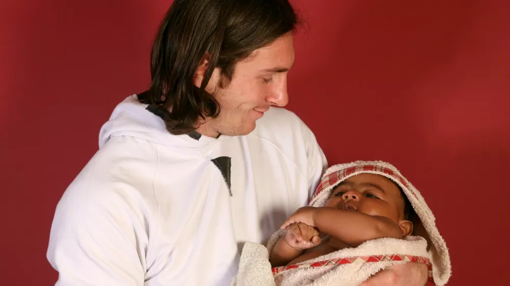 20-year-old soccer star Lionel Messi cradles Lamine Yamal, who was merely six months old at the time during a photo session in Sept. 2007 in the dressing room of the Camp Nou stadium in Barcelona, Spain. (AP Photo/Joan Monfort) / Foto: Joan Monfort