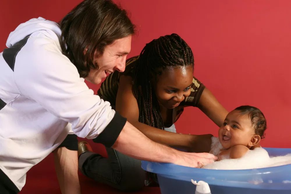 20-year-old soccer star Lionel Messi helps to bathe Lamine Yamal, who was merely six months old at the time with Yamal's mother Sheila Ebana during a photo session in Sept. 2007 in the dressing room of the Camp Nou stadium in Barcelona, Spain. (AP Photo/Joan Monfort) / Foto: Joan Monfort