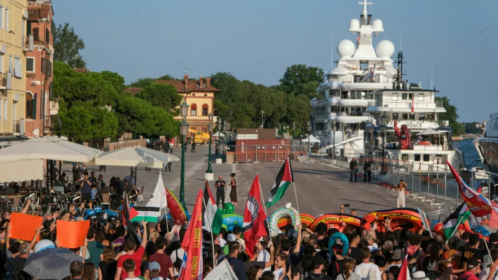 Protesters gather near the superyacht Boardwalk, used by U.S. Ambassador to Italy Tilman Fertitta, during a demonstration in Venice, Italy, July 17, 2026. REUTERS/Manuel Silvestri   TPX IMAGES OF THE DAY