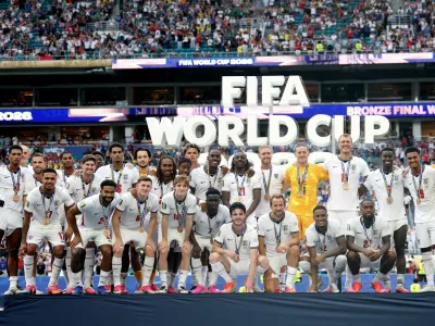 Soccer Football - FIFA World Cup 2026 - Bronze Final - France v England - Miami Stadium, Miami Gardens, Florida, U.S. - July 18, 2026 England players pose on the podium during the medal ceremony after winning the Bronze Final REUTERS/Paul Childs   TPX IMAGES OF THE DAY