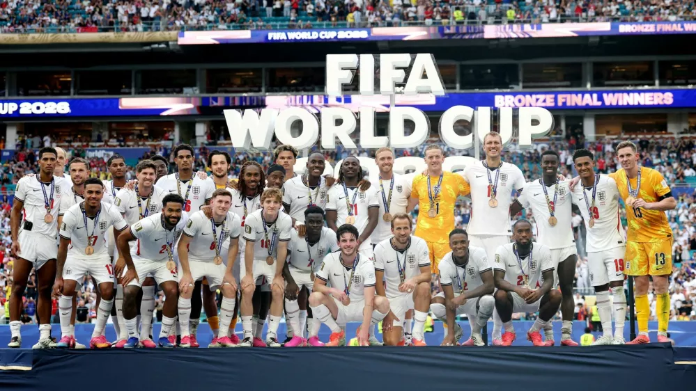 Soccer Football - FIFA World Cup 2026 - Bronze Final - France v England - Miami Stadium, Miami Gardens, Florida, U.S. - July 18, 2026 England players pose on the podium during the medal ceremony after winning the Bronze Final REUTERS/Paul Childs   TPX IMAGES OF THE DAY