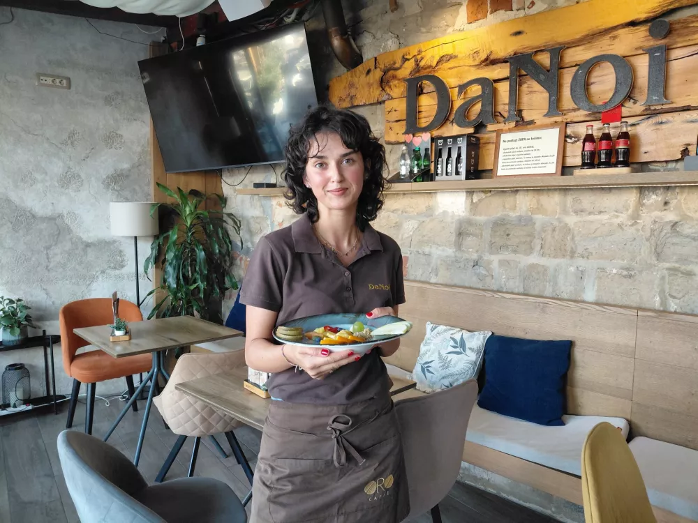 Avrora Lovrečič pomaga družini predvsem v jutranjih in dopoldanskih urah pri pripravi zajtrkov, ki se pogosto nadaljujejo v brunch. 
