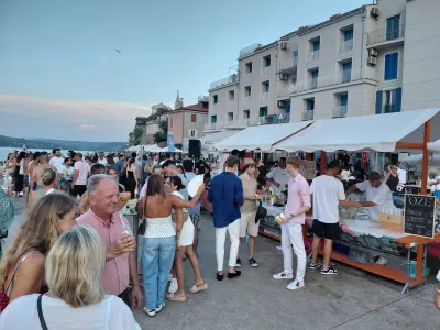 Plo&scaron;čad na Punti je v soboto gostila Puntafest, nekaj po 20. uri pa se je na njej zbralo nekaj sto ljudi.