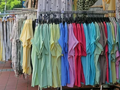 Bekleidung f&uuml;r den Alltag Verkauf von preiswerter Bekleidung auf der Stra&szlig;e vor einem Gesch&auml;ft *** Everyday Clothing,Image: 1112047253, License: Rights-managed, Restrictions: imago is entitled to issue a simple usage license at the time of provision. Personality and trademark rights as well as copyright laws regarding art-works shown must be observed. Commercial use at your own risk., Model Release: no 