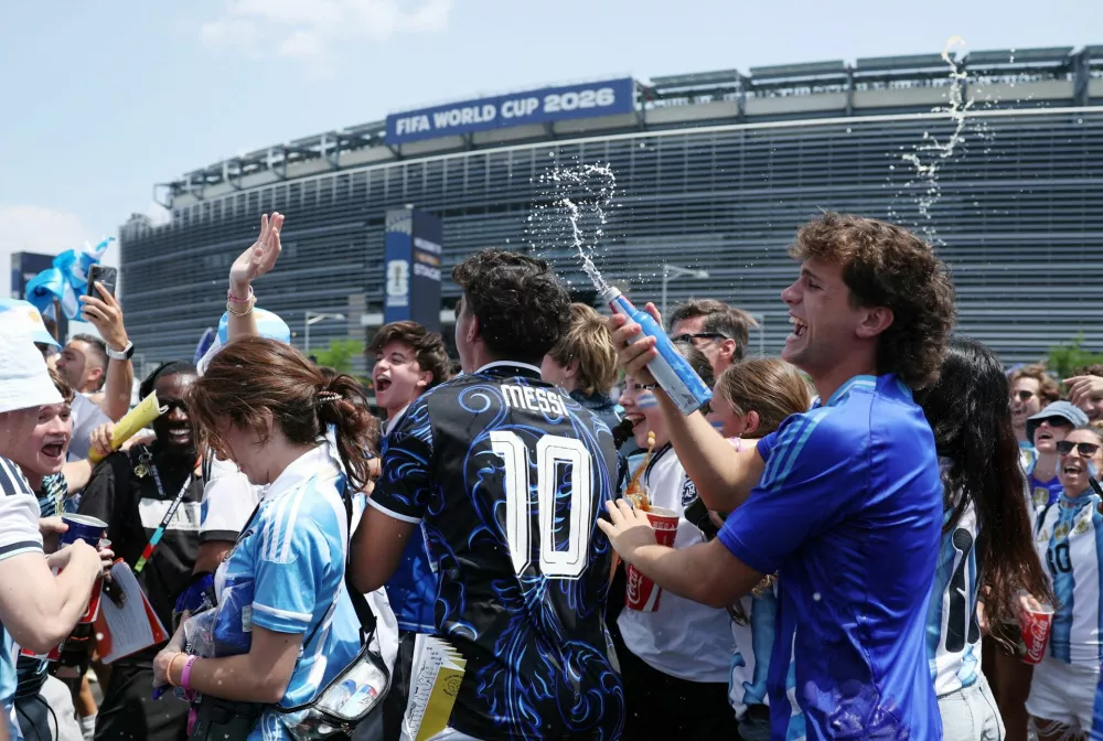 Soccer Football - FIFA World Cup 2026 - Final - Spain v Argentina - New York/New Jersey Stadium, East Rutherford, New Jersey, U.S. - July 19, 2026 Argentina fans outside the stadium before the match REUTERS/John Sibley