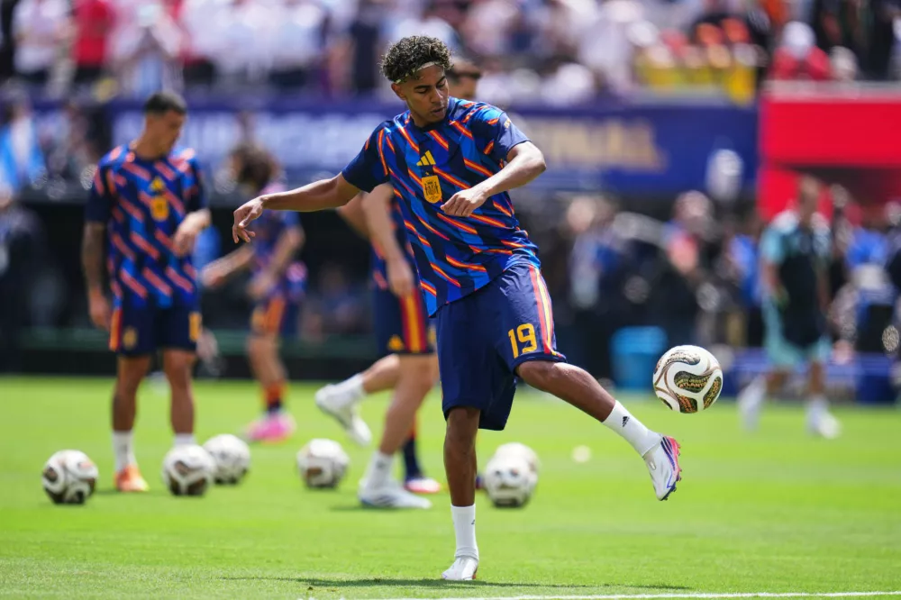 Spain's Lamine Yamal (19) participates in warmups before the World Cup final soccer match between Spain and Argentina in East Rutherford, N.J., near New York, Sunday, July 19, 2026. (AP Photo/Abbie Parr)