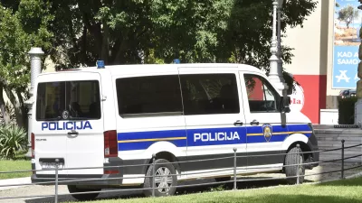 18.06.2026., Sibenik - Kombi interventne policije ispred suda u Sibeniku.