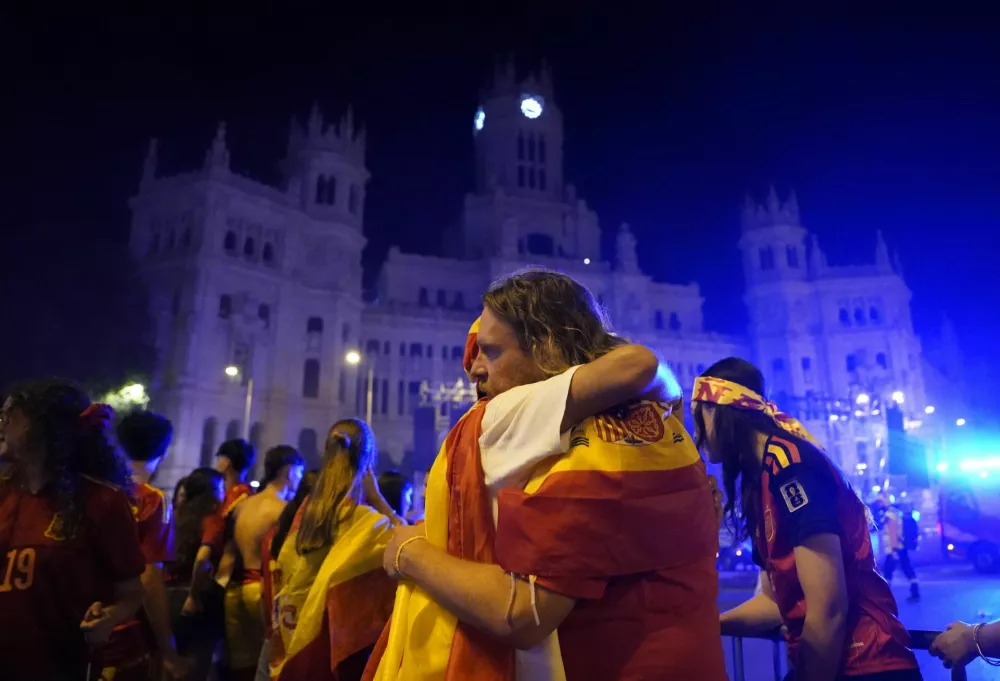 Soccer Football - FIFA World Cup 2026 - Final - Spain v Argentina - Fans gather in Madrid - Madrid, Spain - July 20, 2026 Spain fans celebrate near the Palacio de Cibeles after winning the World Cup REUTERS/Ana Beltran