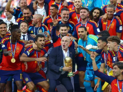 Soccer Football - FIFA World Cup 2026 - Final - Spain v Argentina - New York/New Jersey Stadium, East Rutherford, New Jersey, U.S. - July 19, 2026 Spain coach Luis De La Fuente lifts the World Cup trophy alongside Spain players as they celebrate winning the World Cup REUTERS/Hannah Mckay