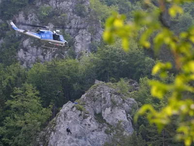 policijski helikopter in rgorski e&scaron;evalec- Grad Kamen v Dragi (Begunje na Gorenjskem) - Prikazna vaja re&scaron;evanja po&scaron;kodovanih plezalcev - vajo pripravili pripadniki Posebna policijska enota &ndash; Gorska enota s posadko - Letalska policijska enota.POLICIJA //FOTO: Luka Cjuha