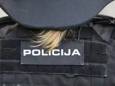 Sina in vnuka peljal po drogo in policista zamenjal za brezdomca