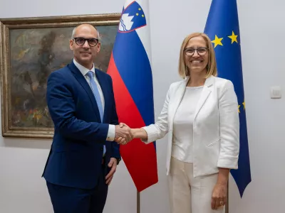 Zakaj je Ostrc tako dolgo odla&scaron;al s podpisom primopredaje?