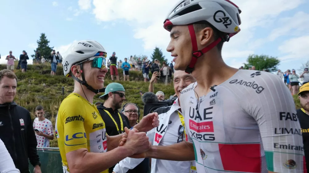 Cycling - Tour de France - Stage 14 - Mulhouse to Le Markstein Fellering - Le Markstein Fellering, France - July 18, 2026 UAE Team Emirates XRG's Tadej Pogacar, wearing the yellow jersey, celebrates with teammate UAE Team Emirates XRG's Isaac Del Toro after winning stage 14 Pool via REUTERS/Thibault Camus