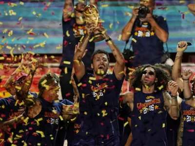 Soccer Football - FIFA World Cup 2026 - Spain Victory Parade - Madrid, Spain - July 20, 2026 Spain's Rodri celebrates with the World Cup trophy and teammates on stage at Cibeles Square in Madrid after the victory parade as fans gather to celebrate winning the World Cup REUTERS/Ana Beltran