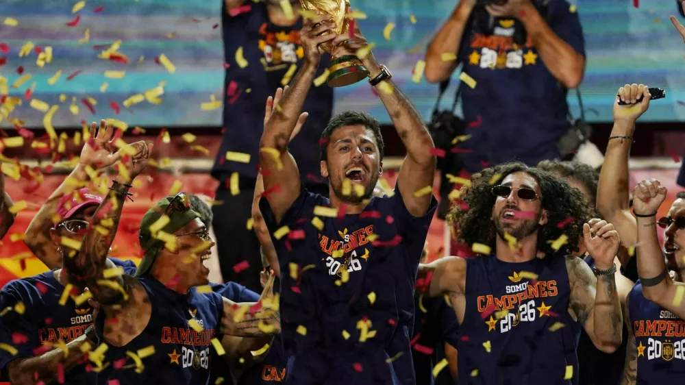 Soccer Football - FIFA World Cup 2026 - Spain Victory Parade - Madrid, Spain - July 20, 2026 Spain's Rodri celebrates with the World Cup trophy and teammates on stage at Cibeles Square in Madrid after the victory parade as fans gather to celebrate winning the World Cup REUTERS/Ana Beltran