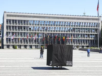 Točno ob 11:00 bomo na Trgu republike izvedli simbolično akcijo, ki bo ponazorila vso absurdnost trenutne politične situacije in tudi z lastnimi besedami politikov najbolj nazorno možno predstavila njihovo izdajo volilk in volilcev, ki so jim verjeli.. protest black cube foto luka cjuha / Foto: Luka Cjuha