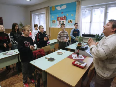 - Slovensko Porabje - Osnovna &Scaron;ola Sakalovci/Szakonyfalu - verouk- Porabje leži ob reki Rabi pri Mono&scaron;tru (Szentgotth&aacute;rd) v Železni županiji na Madžarskem, med avstrijsko in slovensko mejo - meri 94 kvadratnih kilometrov, naseljujejo pa ga Slovenci. Na severu je ravninsko, omejuje ga reka Raba &ndash; od tod tudi ime območja,- prebivalci Porabski Slovenci - 5.000 do 6.000 pripadnikov slovenske manj&scaron;ine, ki žive v vaseh južno od Mono&scaron;tra na ozemlju dana&scaron;nje Madžarske,//FOTO: Tomaž SkaleOPOMBA: ZA OBJAVO V PRILOGI &ndash; DNEVNIKOV OBJEKTIV - REPORTAŽA