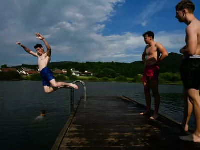 Podpe&scaron;ko jezero, kopanje v jezeru, poletna sezona, vročinski val, hlajenje v jezeru Foto: Nik Erik Neubauer / Foto: Foto: Nik Erik Neubauer