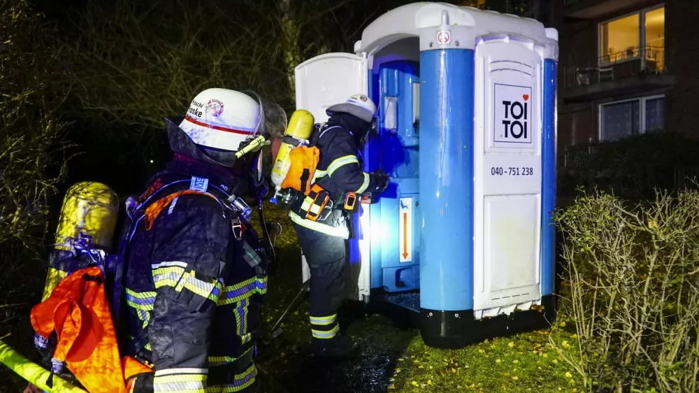 Prenosno strani&scaron;če, gasilci. Foto: Profimedia