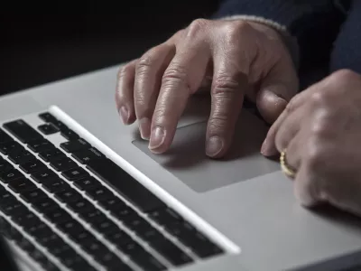 A cyber warfare expert works on his Apple laptop computer during a portrait session in Charlotte, North Carolina in this December 1, 2011 file photograph. Apple Inc was recently attacked by hackers who infected the Macintosh computers of some employees, the company said on February 19, 2013 in an unprecedented disclosure that described the widest known cyber attacks against Apple-made computers to date.    REUTERS/John Adkisson/Files   (UNITED STATES - Tags: CRIME SCIENCE TECHNOLOGY)