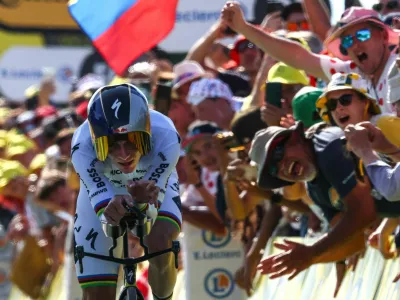 Cycling - Tour de France - Stage 16 - Evian-les-Bains - Thonon-les-Bains - Thonon-les-Bains, France - July 21, 2026 Red Bull - BORA - hansgrohe's Remco Evenepoel in action at the end of stage 16 individual time-trial REUTERS/Gonzalo Fuentes