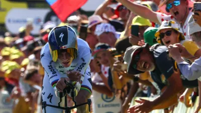 Cycling - Tour de France - Stage 16 - Evian-les-Bains - Thonon-les-Bains - Thonon-les-Bains, France - July 21, 2026 Red Bull - BORA - hansgrohe's Remco Evenepoel in action at the end of stage 16 individual time-trial REUTERS/Gonzalo Fuentes