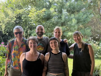 VigeVageKnjige 100Z leve proti desni zadaj (Anja Zag Golob, Nejc Golob, Iva Žele, Jerica &Scaron;emerl Harmel) Spredaj z leve proti desni (Zala Zagor&scaron;ek Golob in &Scaron;pela Žveglič) / Foto: Ga&scaron;per Straži&scaron;ar