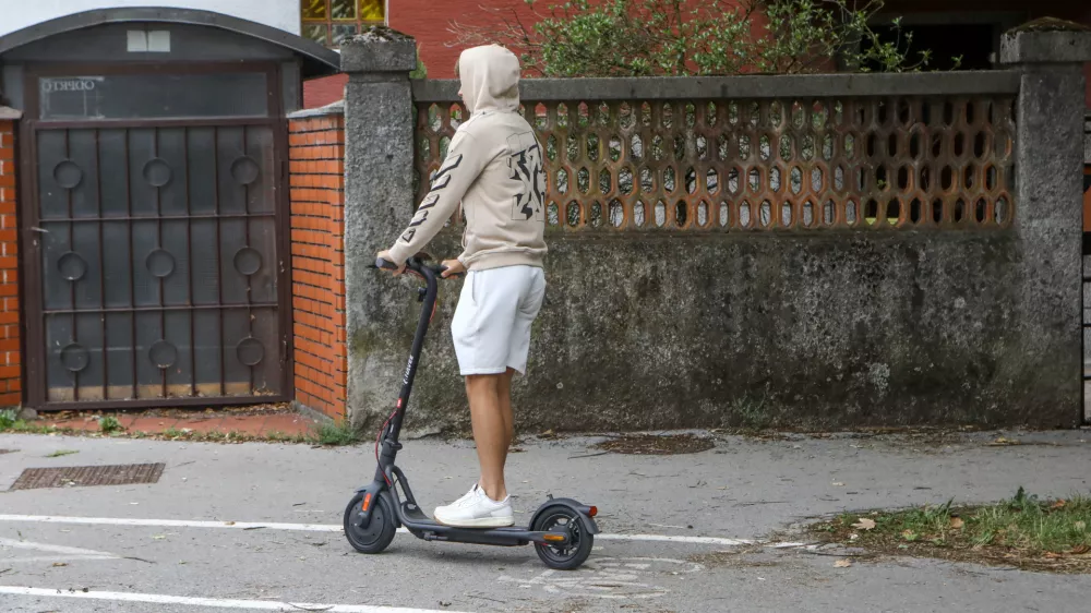 11.7.2025 - policija, nadzor prometa, lahka motorna vozila, skuter, moped, varnost v prometru, skiroFoto: Luka Cjuha