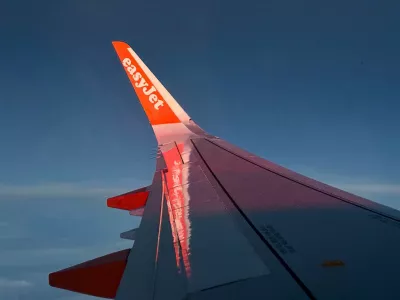 FILE PHOTO: General view of the wing on an EasyJet flight on route from Lisbon to Prague, Czech Republic, October 25, 2023. REUTERS/David W Cerny/File Photo