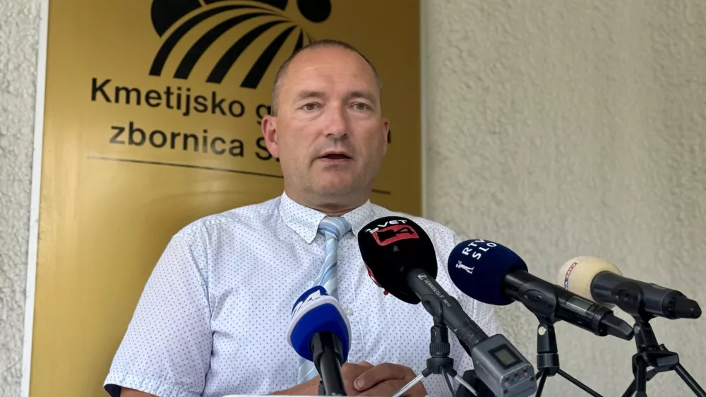 Ljubljana, KGZS.Izjava za medije Kmetijsko gozdarske zbornice Slovenije ob vnovicnem povisanju cen kmetijske nafte.Predsednik KGZS Joze Podgorsek.