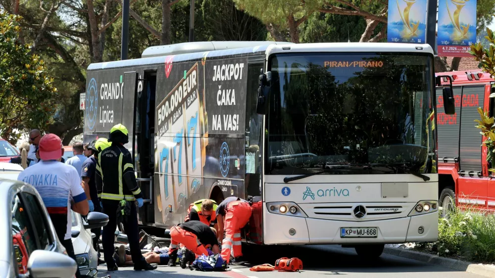 &raquo;Vozniki nosijo ogromno odgovornost&laquo;: Po smrti kolesarja pozivi k ureditvi avtobusnih prevozov