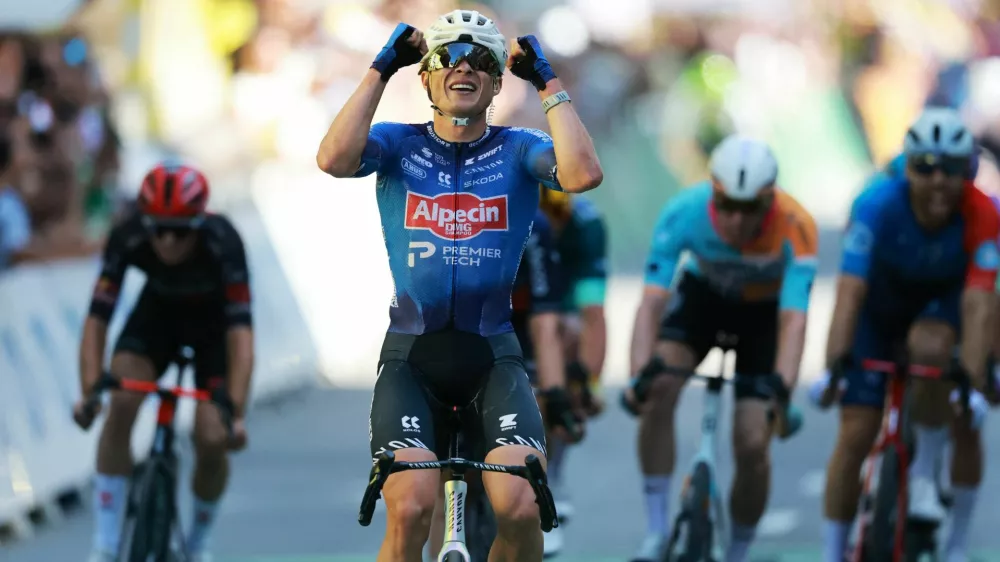Cycling - Tour de France - Stage 17 - Chambery to Voiron - Voiron, France - July 22, 2026 Alpecin - Premier Tech's Jasper Philipsen celebrates winning stage 17 REUTERS/Stephanie Lecocq