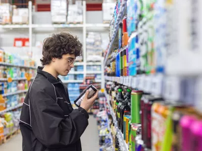 Adolsent boy reading beverage label while shopping in supermarket. unhealthy beverage habits and health risk / Foto: Svetlana Mishchenkogetty Images