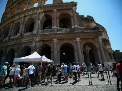 FILE PHOTO: Tourists queue under the sun outside the Colosseum during hot weather in Rome, Italy, June 20, 2026. REUTERS/Guglielmo Mangiapane/File Photo