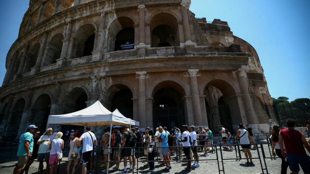 FILE PHOTO: Tourists queue under the sun outside the Colosseum during hot weather in Rome, Italy, June 20, 2026. REUTERS/Guglielmo Mangiapane/File Photo