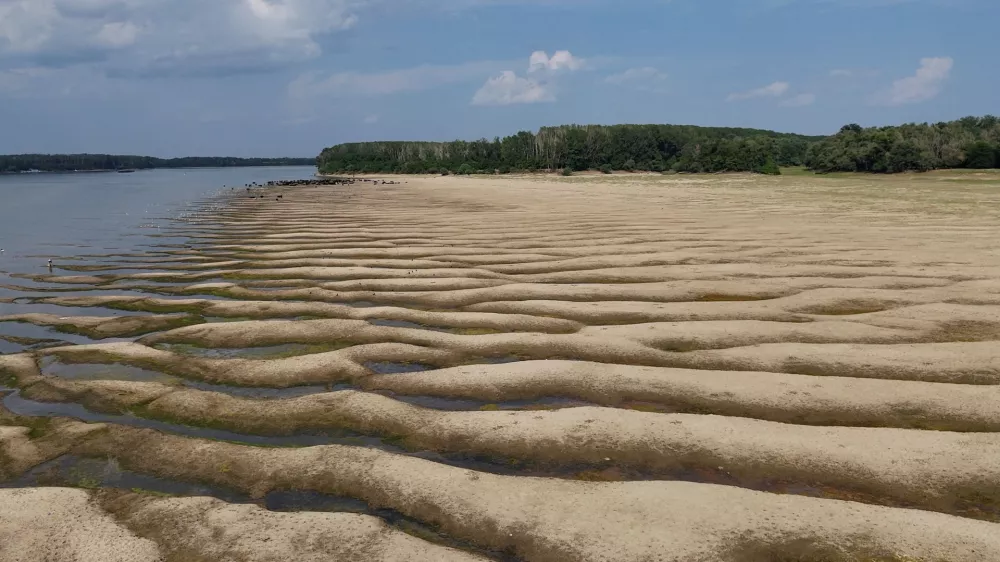 Sand dunes after Danube river's level fell substantialy, near Calarasi, Romania, July 18, 2026. Inquam Photos/Ovidiu Micsik via REUTERS ATTENTION EDITORS - THIS IMAGE WAS PROVIDED BY A THIRD PARTY. ROMANIA OUT. NO COMMERCIAL OR EDITORIAL SALES IN ROMANIA