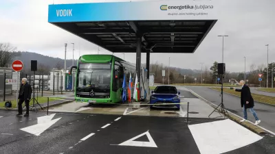 10.2.2026 - odprtje polnilnega parka za alternativna goriva, v katerem bo poleg polnilnic za avtobuse na električni pogon urejena tudi prva javna polnilnica za vozila na vodikov pogon v Sloveniji, dogodka se bo udeležil tudi ljubljanski župan Zoran JankovićFoto: Luka Cjuha