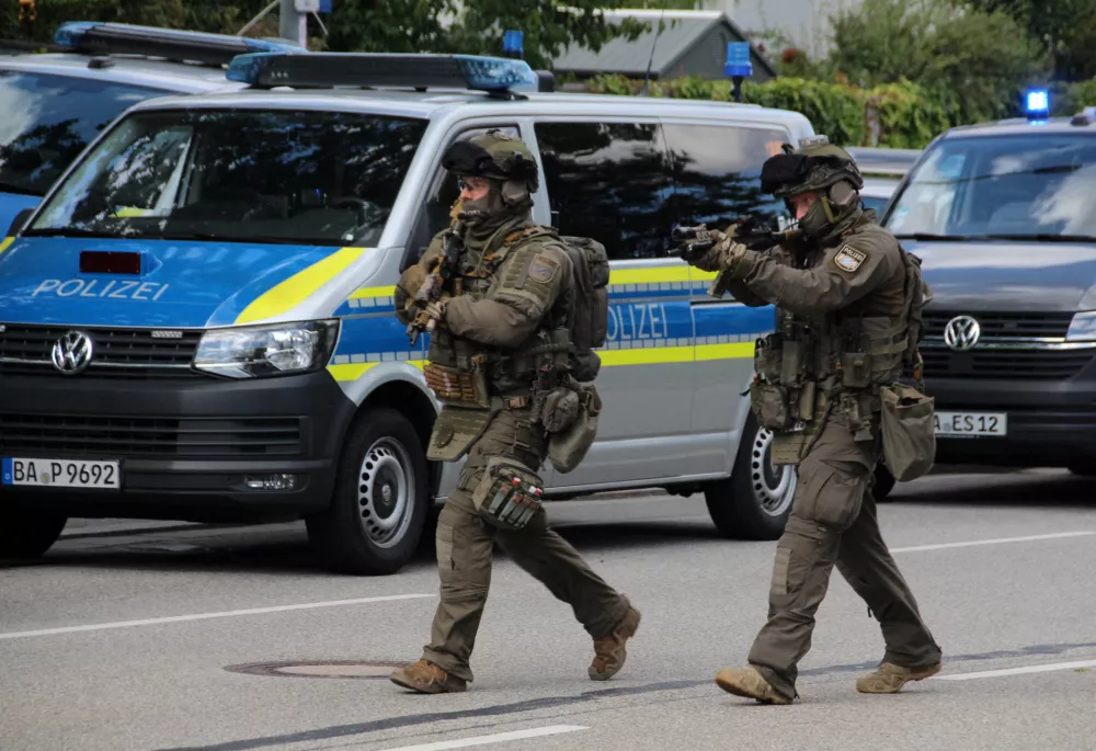 Special police walks towards a suspected hostage-taking situation in a bank in Regensburg, Germany, July 23, 2026.  REUTERS/Mario Moller   TPX IMAGES OF THE DAY