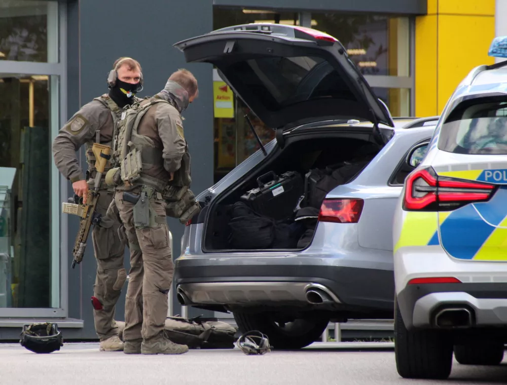 Special police prepares during a suspected hostage-taking situation in a bank in Regensburg, Germany, July 23, 2026.  REUTERS/Mario Moller