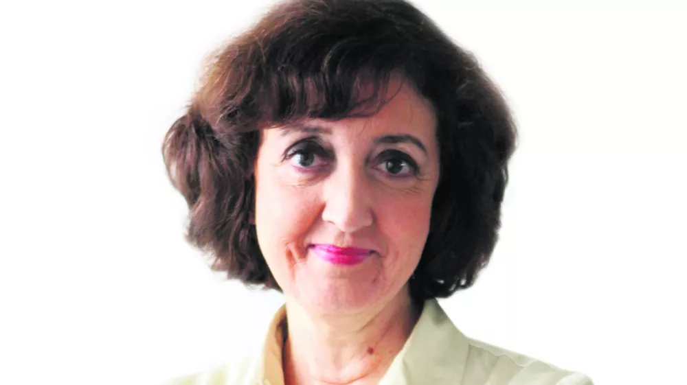 ?Ranka Ivelja, kolumnistka- Dnevnik 2016 - portreti za komentarje in kolumne - kolumnisti - novinarji - novinarka//FOTO: Tomaž Skale------barvno, belo ozadje, za kolumno, PERMANENT!!!