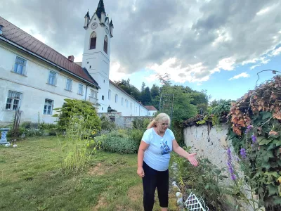 Sabina Gro&scaron;elj, sicer lastnica znamke Vrt zdravilnih rastlin. Čeprav ji delo pogosto otežujejo voluharji, su&scaron;a in pomanjkanje denarja, pravi, da vrt živi &ndash; in da rastline vedno povedo, kam želijo iti.