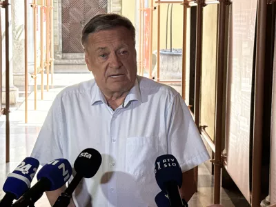 Ljubljana, mestna hisa.Novinarska konferenca Mestne obcine Ljubljana, na kateri je zupan Zoran Jankovic spregovoril o aktualnih zadeva, podzupan Rok Znidarsic pa je predstavil urbanisticno vizijo razvoja Ljubljane do leta 2045 in popeljal po razstavi Supermesto.Foto: STA