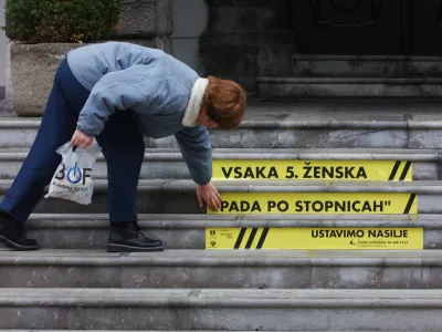 Silil jo je v drogo, zverinsko tepel, zaradi &scaron;tevilnih modric je ostajala doma