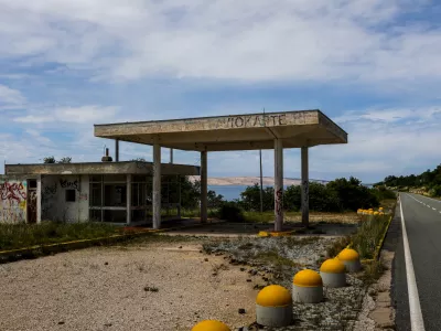 - Cestni odsek od Senja proti Zadru.- Zapu&scaron;čena bencinska črpalka.- Hrva&scaron;ka,- 26.05.2025. - Reportaža o Jadranski magistrali ob 60. obletnici izgradnje in 70. obletnici začetka gradnje.- Jadranska magistrala, cesta, hrva&scaron;ka obala.OPOMBA: ZA OBJAVO V OBJEKTIVU!//FOTO: Bojan Velikonja / Foto: Bojan Velikonja