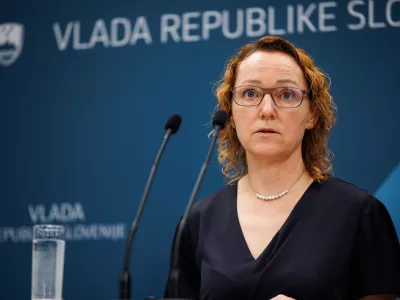 Ljubljana, vlada.Izjava za javnost ministrice za demografijo, druzino in socialne zadeve Mateje Ribic v zvezi s poslovanjem ministrstva.Ministrica Mateja Ribic.